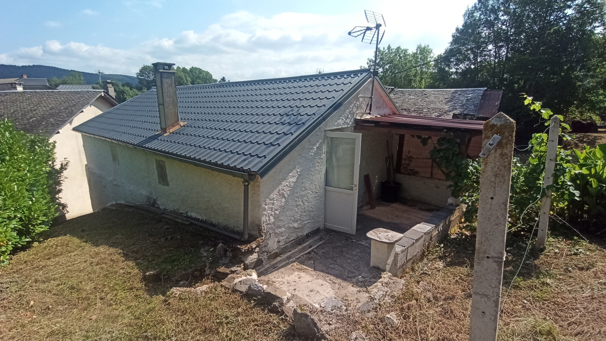 MAISON D'HABITATION AVEC JARDIN