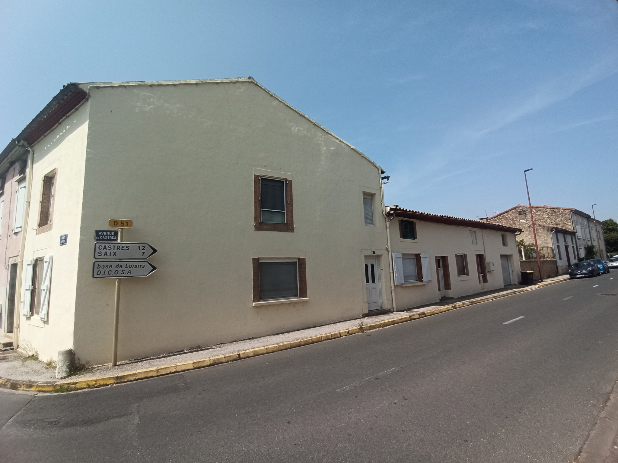Maison d'habitation avec garage et jardin